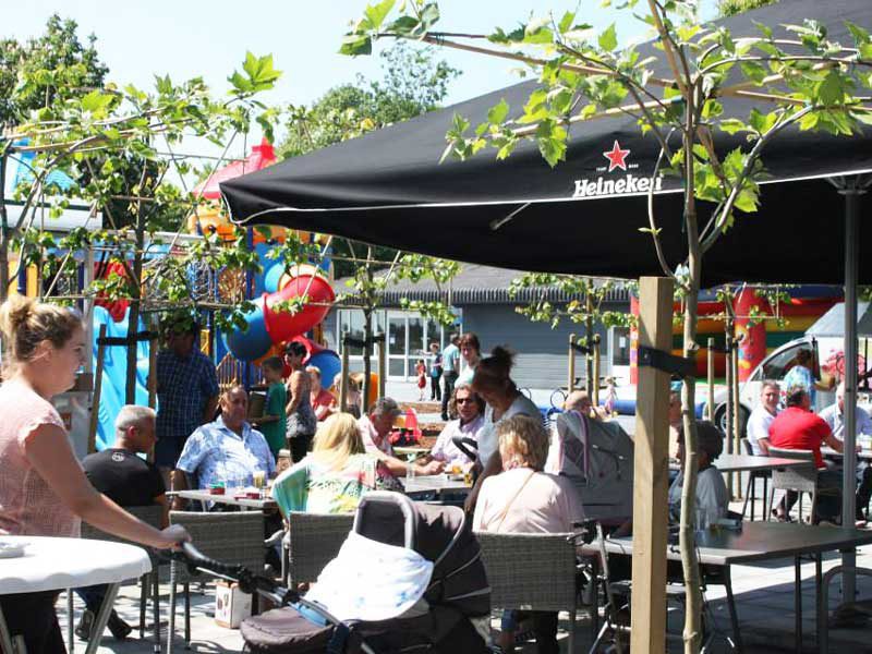Receptie Parkshop “Vers & Lekker” Cafetaria Restaurant “Hamburgers & More” Bruine kroeg “Old Sailor” De Grote Zaal voor feesten en partijen