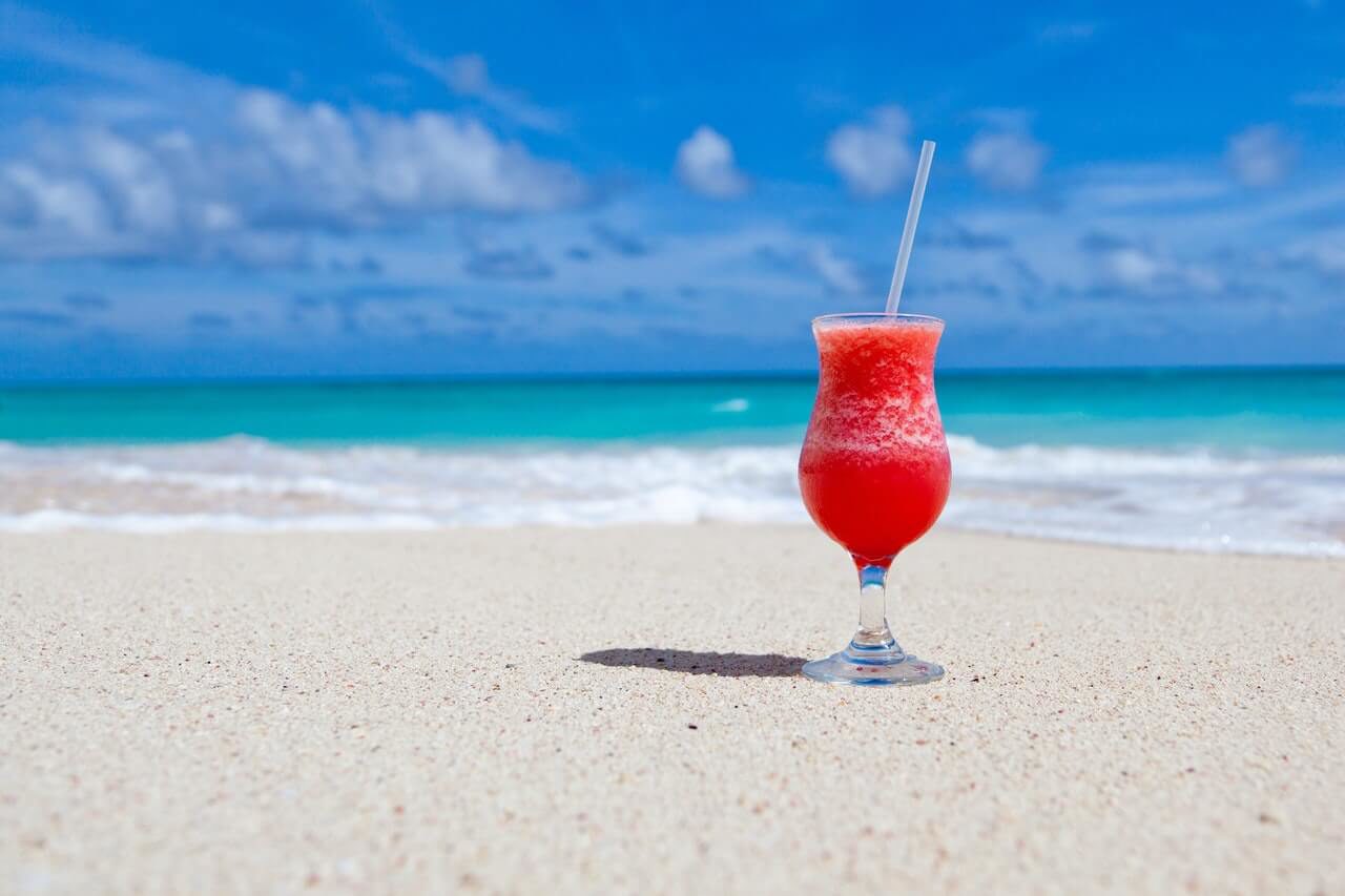 Geniet van een verkoelend drankje op het heerlijke strand.